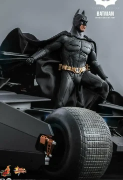 Batman Begins - Batman 1/6th Scale Hot Toys Action Figure
