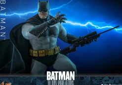 Batman: The Dark Knight Returns - Batman 1/6th Scale Hot Toys Action Figure