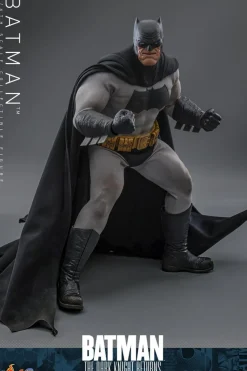Batman: The Dark Knight Returns - Batman 1/6th Scale Hot Toys Action Figure