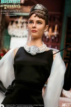 Breakfast at Tiffany’s - Audrey Hepburn as Holly Golightly Deluxe 1/4 Scale Statue