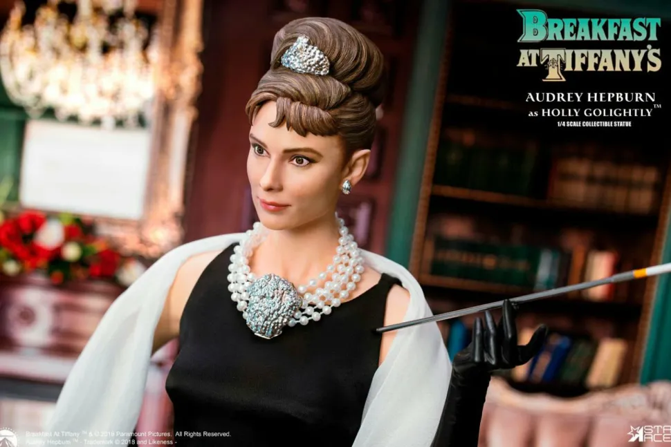 Breakfast at Tiffany’s - Audrey Hepburn as Holly Golightly Deluxe 1/4 Scale Statue
