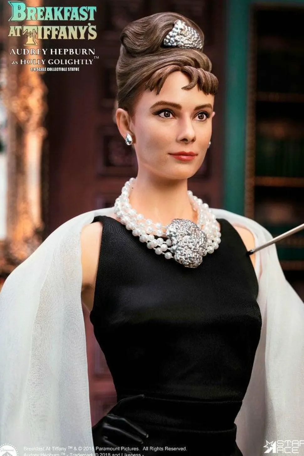 Breakfast at Tiffany’s - Audrey Hepburn as Holly Golightly Deluxe 1/4 Scale Statue