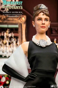 Breakfast at Tiffany’s - Audrey Hepburn as Holly Golightly Deluxe 1/4 Scale Statue