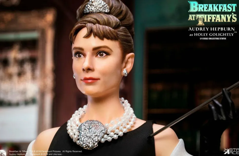 Breakfast at Tiffany’s - Audrey Hepburn as Holly Golightly Deluxe 1/4 Scale Statue