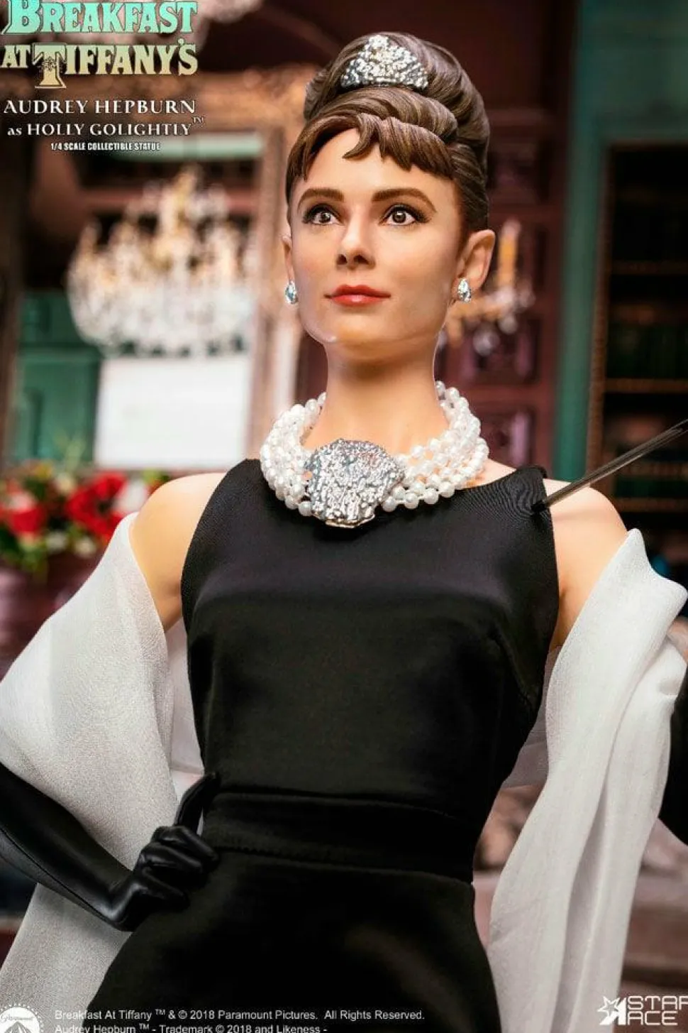 Breakfast at Tiffany’s - Audrey Hepburn as Holly Golightly Deluxe 1/4 Scale Statue