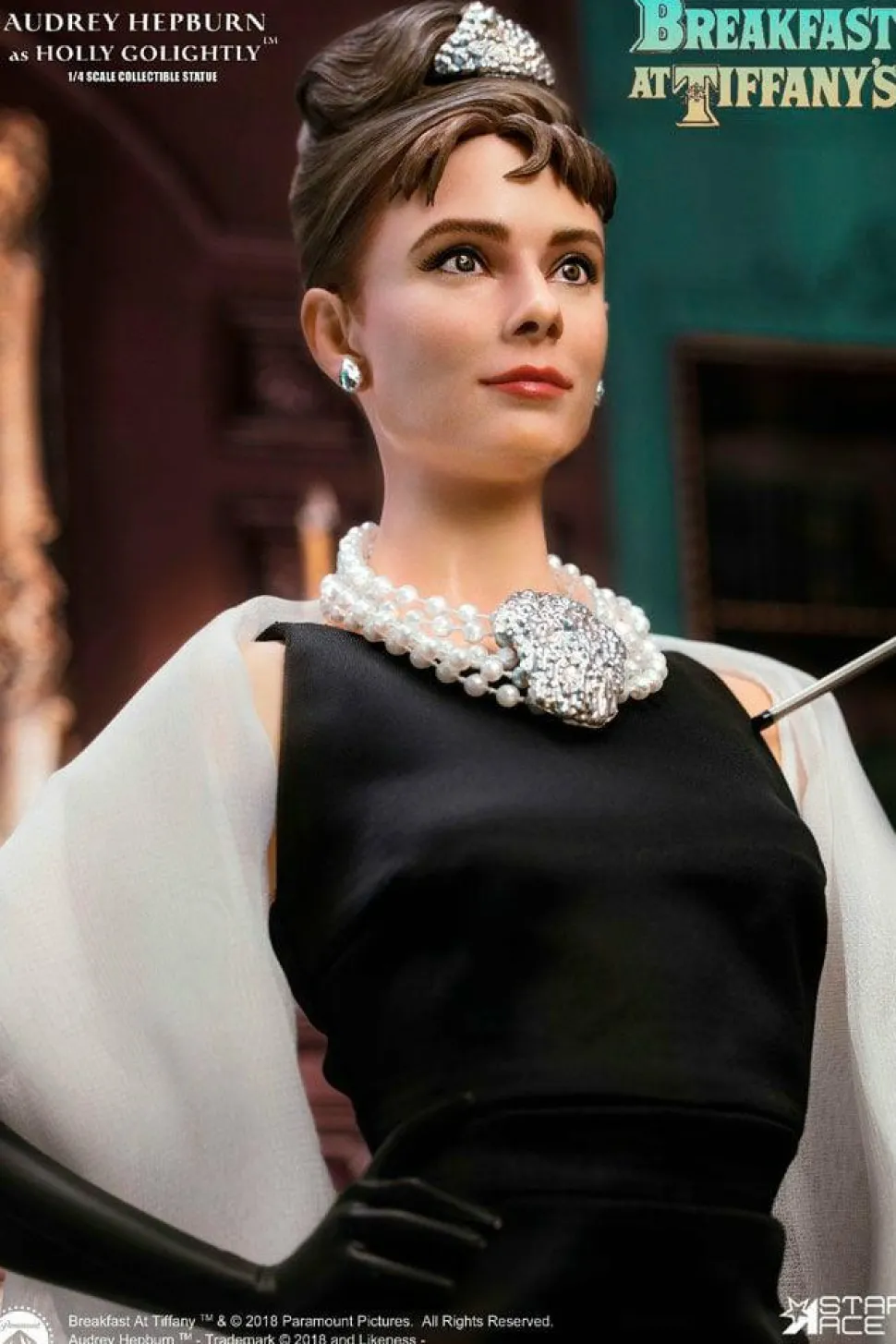Breakfast at Tiffany’s - Audrey Hepburn as Holly Golightly Deluxe 1/4 Scale Statue