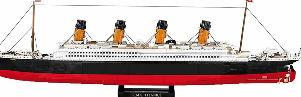 Cobi: Historical Collection - R.M.S. Titanic 1/300th Scale Construction Set (2840 Pieces)
