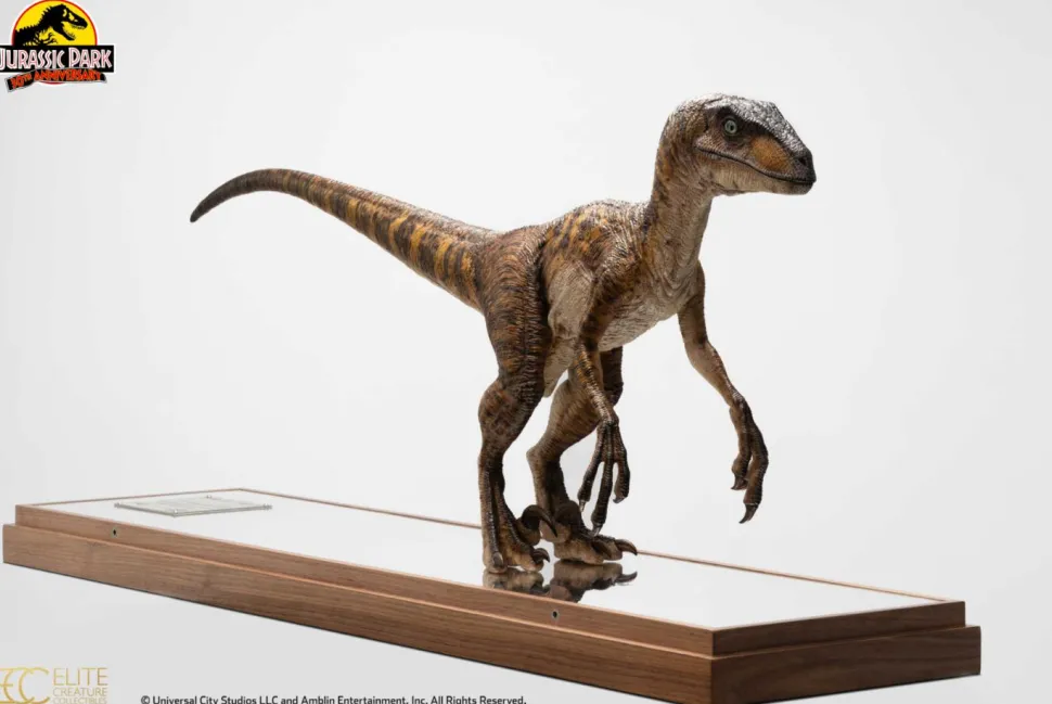 Jurassic Park - "Clever Girl" Velociraptor 1/4 Scale Maquette Statue with Acrylic Case