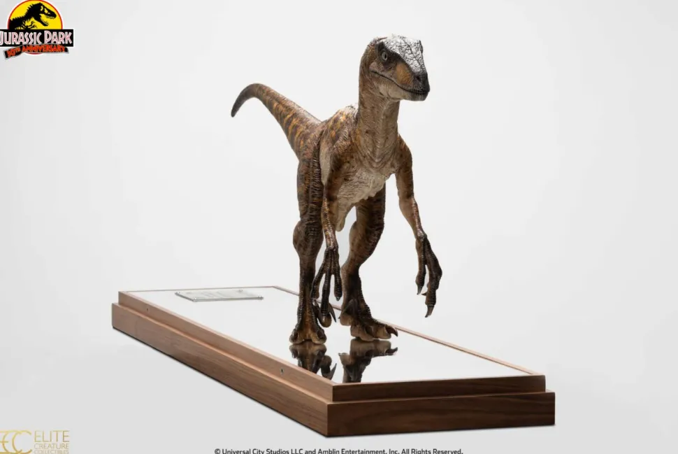 Jurassic Park - "Clever Girl" Velociraptor 1/4 Scale Maquette Statue with Acrylic Case