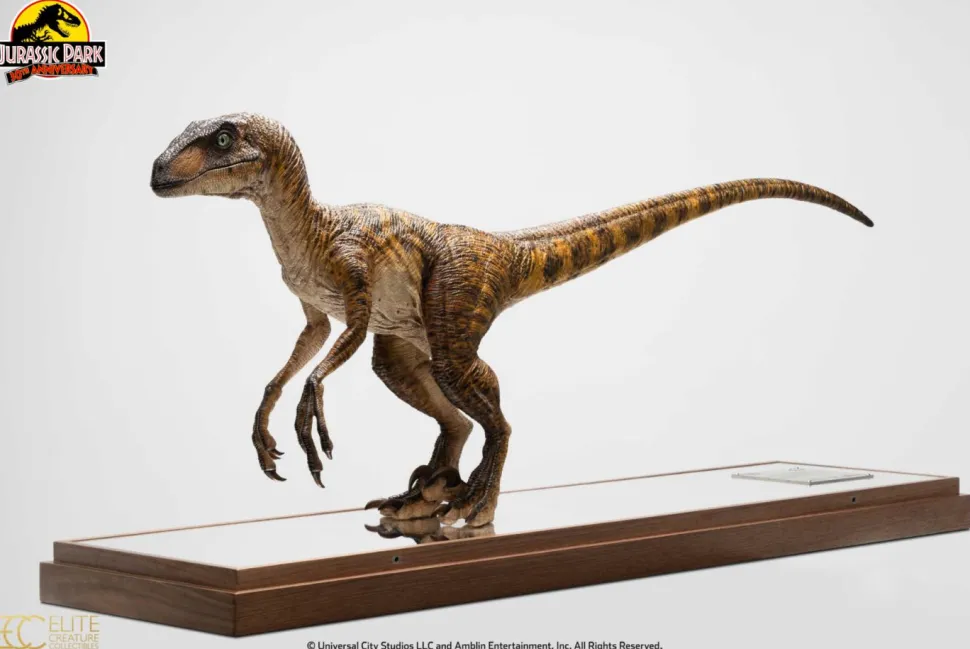 Jurassic Park - "Clever Girl" Velociraptor 1/4 Scale Maquette Statue with Acrylic Case