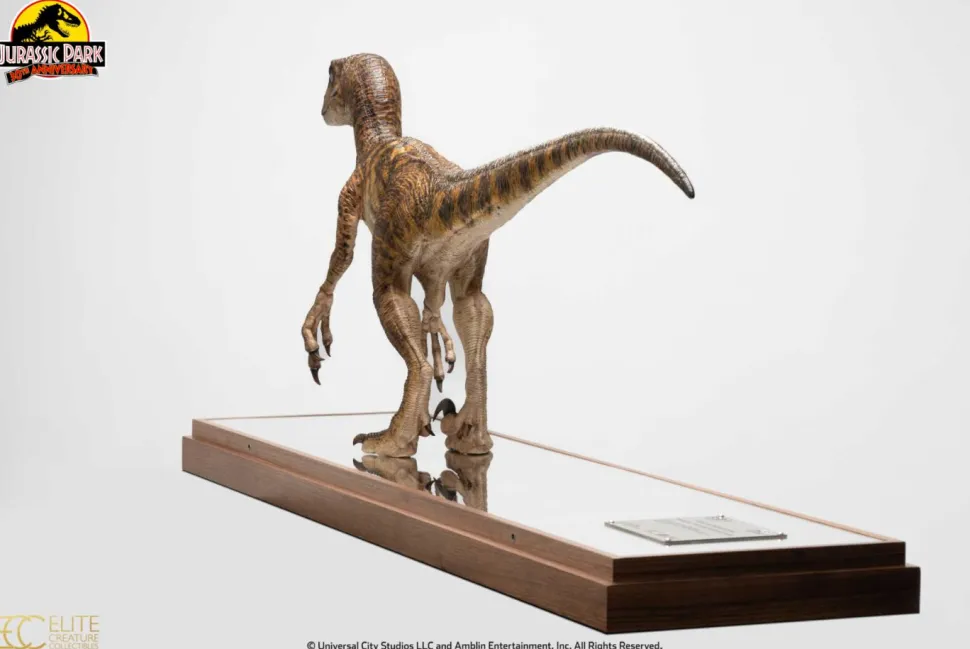 Jurassic Park - "Clever Girl" Velociraptor 1/4 Scale Maquette Statue with Acrylic Case