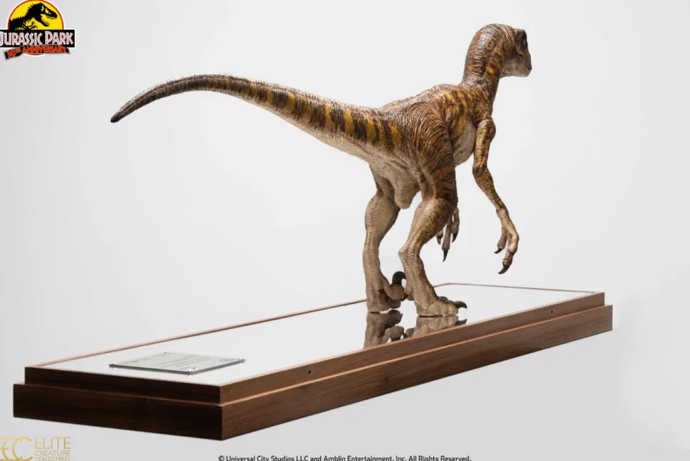 Jurassic Park - "Clever Girl" Velociraptor 1/4 Scale Maquette Statue with Acrylic Case