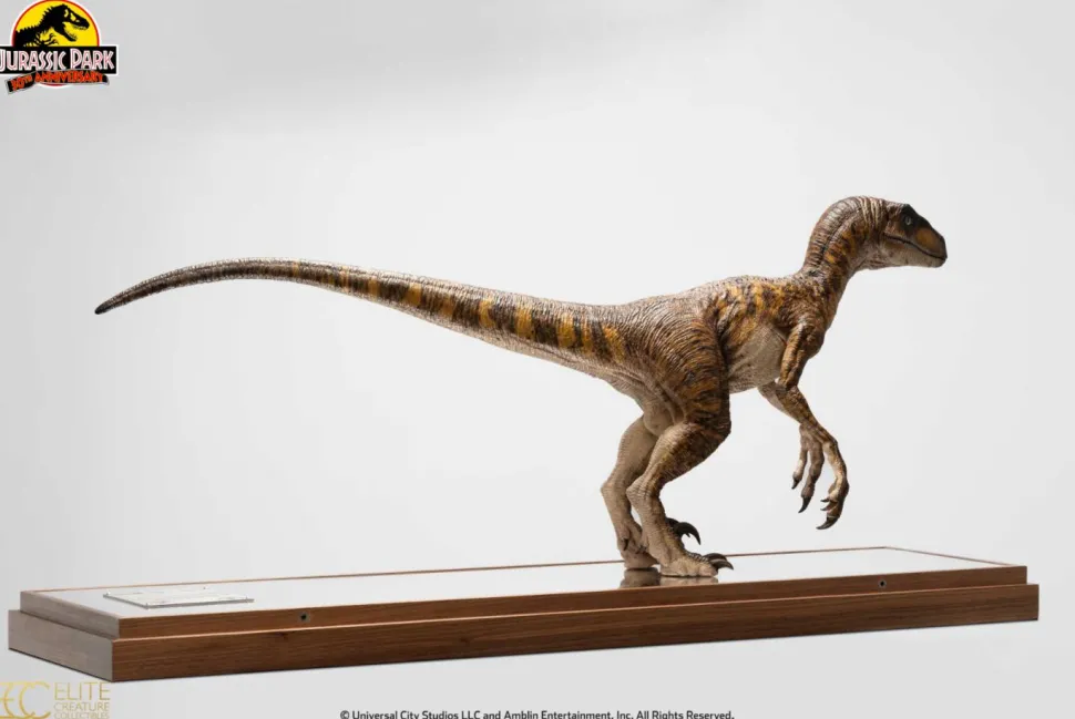 Jurassic Park - "Clever Girl" Velociraptor 1/4 Scale Maquette Statue with Acrylic Case