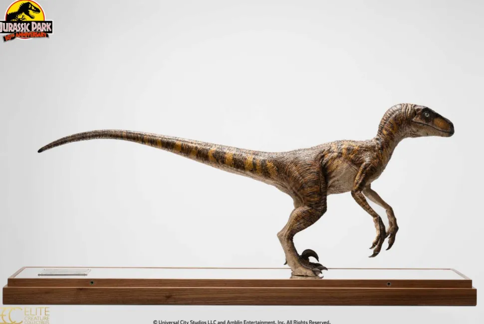 Jurassic Park - "Clever Girl" Velociraptor 1/4 Scale Maquette Statue with Acrylic Case