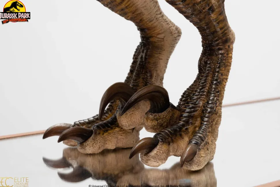 Jurassic Park - "Clever Girl" Velociraptor 1/4 Scale Maquette Statue with Acrylic Case
