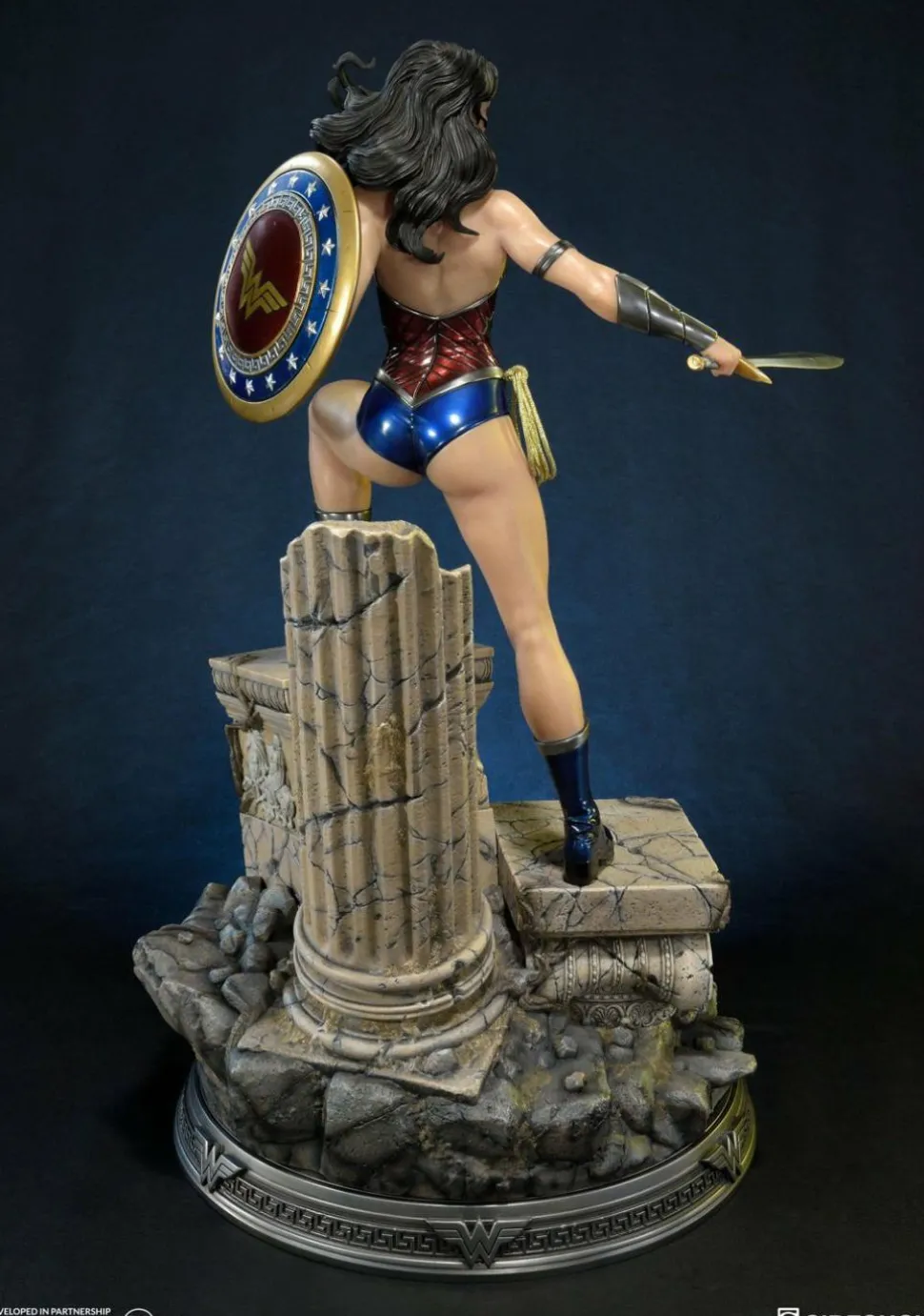 Justice League: The New 52 - Wonder Woman 24” Statue