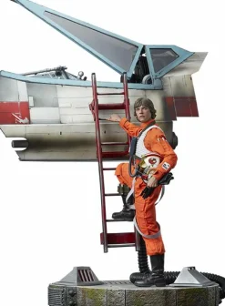 Star Wars - Luke Skywalker & X-Wing: Red Five, Standing By Premium Format Statue
