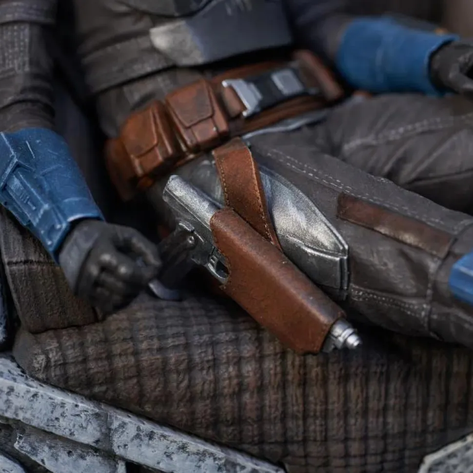 Star Wars: The Mandalorian - Bo-Katan on Throne Premier Collection 1/7th Scale Statue