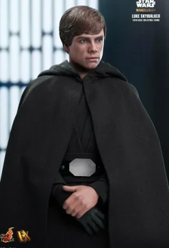 Star Wars: The Mandalorian - Luke Skywalker 1/6th Scale Hot Toys Action Figure