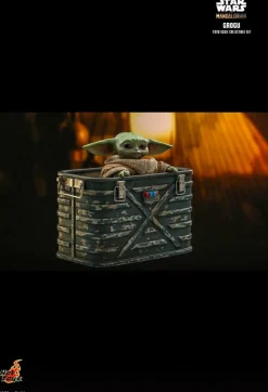 Star Wars: The Mandalorian - Grogu 1/6th Scale Hot Toys Action Figure Set