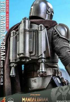 Star Wars: The Mandalorian - The Mandalorian & The Child Deluxe 1/4 Scale Hot Toys Action Figure 2-Pack (Int Sales Only)