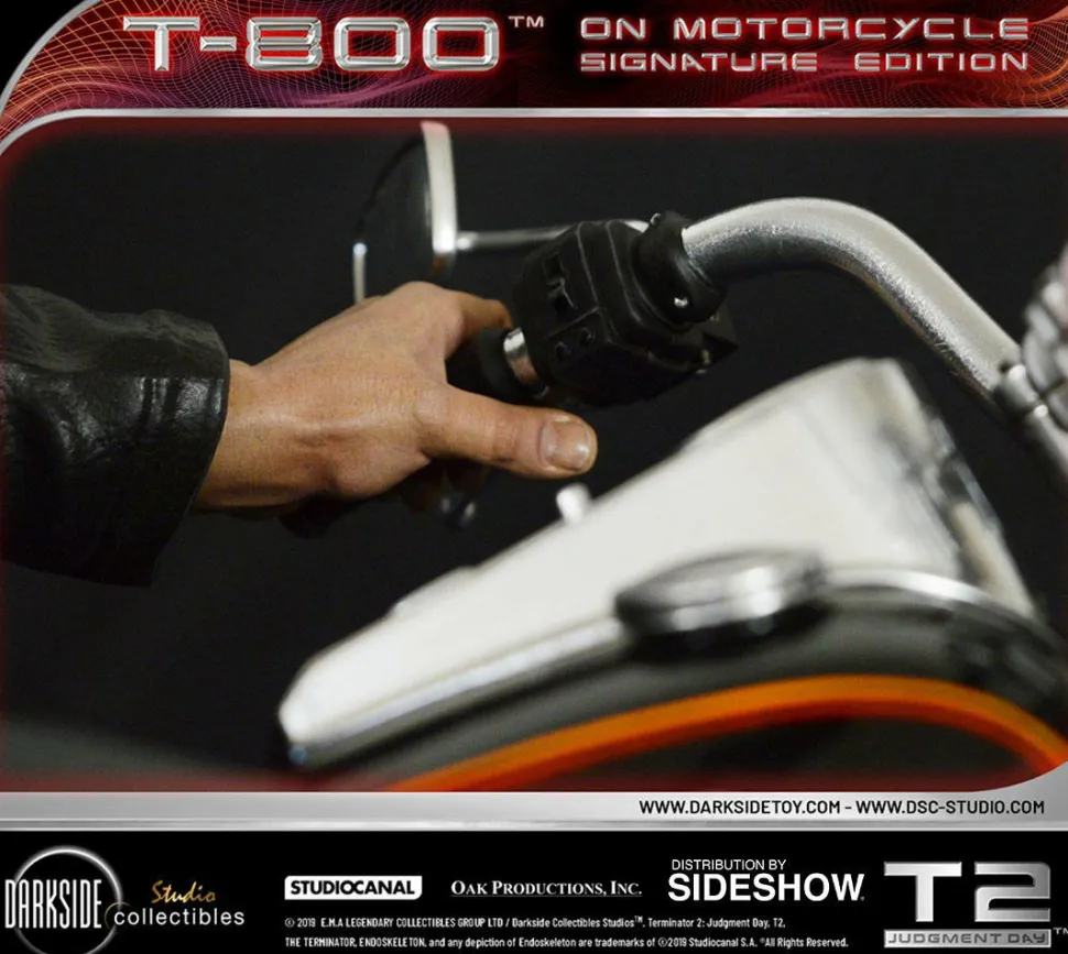 Terminator 2: Judgment Day - T-800 on Motorcycle 1/4 Scale Diorama Statue
