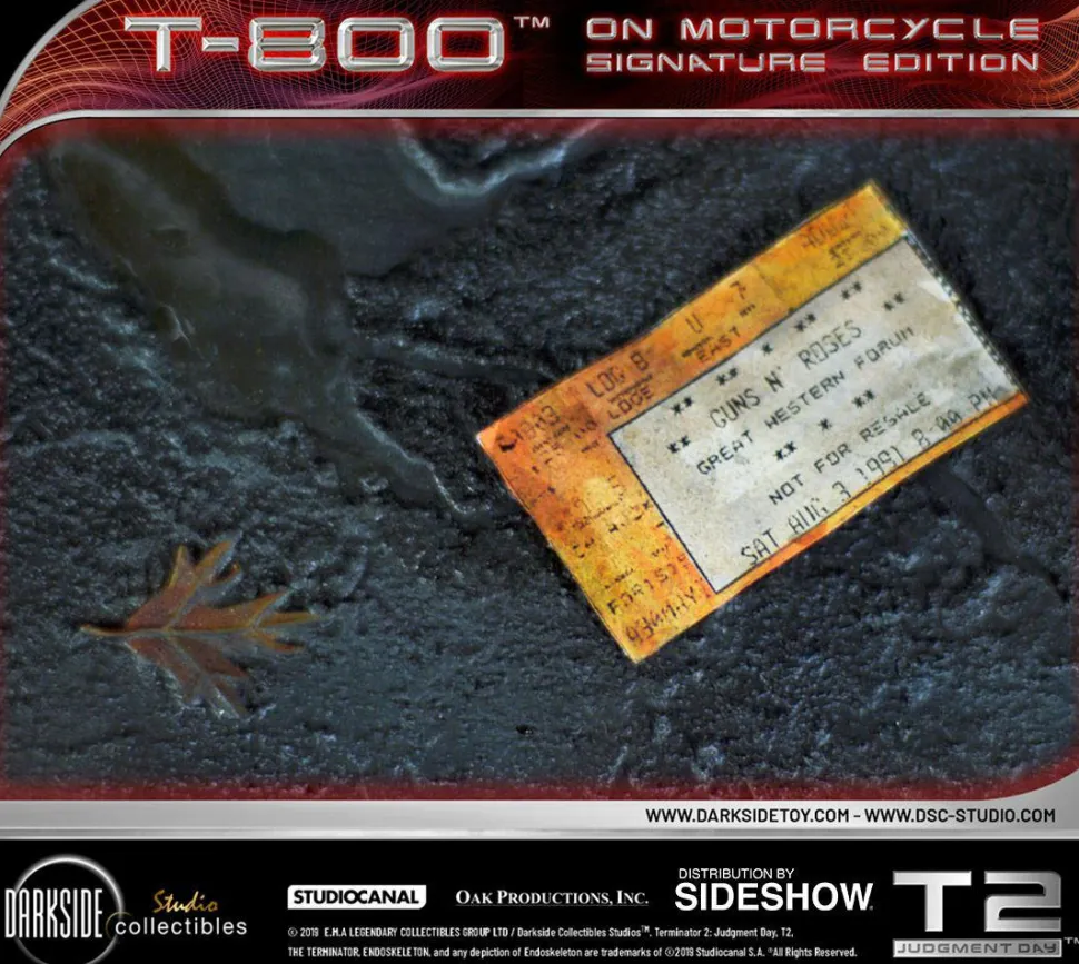 Terminator 2: Judgment Day - T-800 on Motorcycle 1/4 Scale Diorama Statue