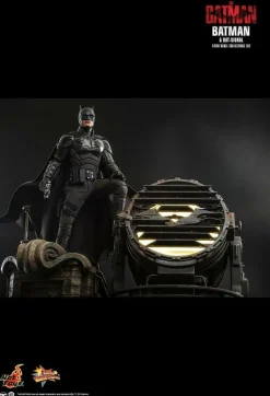 The Batman (2022) - Batman & Bat-Signal 1/6th Scale Hot Toys Action Figure Set