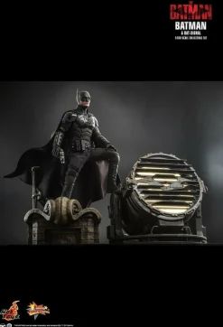 The Batman (2022) - Batman & Bat-Signal 1/6th Scale Hot Toys Action Figure Set