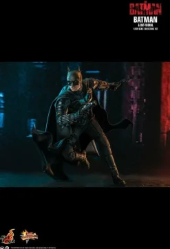 The Batman (2022) - Batman & Bat-Signal 1/6th Scale Hot Toys Action Figure Set