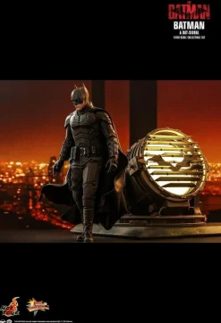 The Batman (2022) - Batman & Bat-Signal 1/6th Scale Hot Toys Action Figure Set