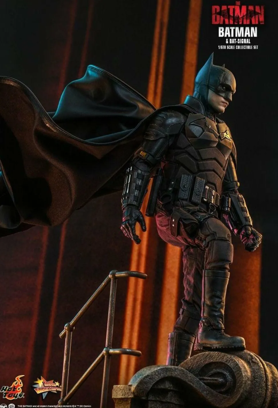 The Batman (2022) - Batman & Bat-Signal 1/6th Scale Hot Toys Action Figure Set