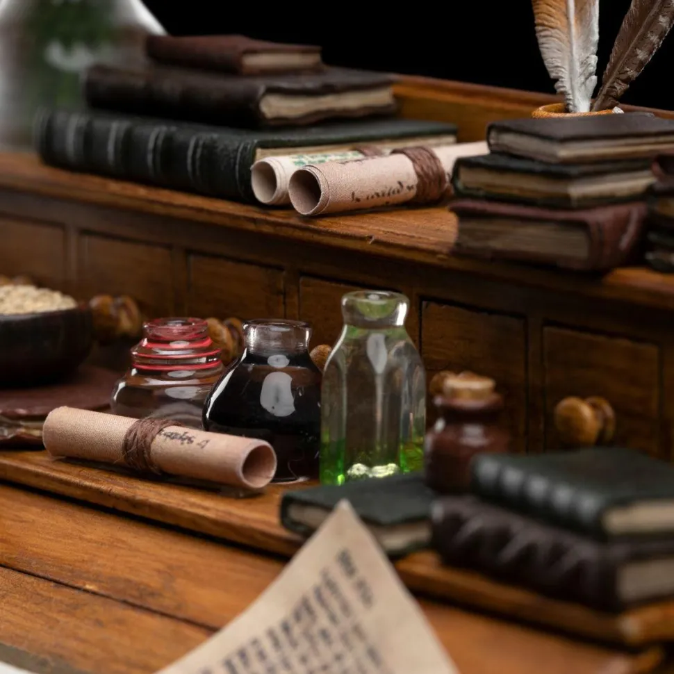 The Lord of the Rings - Bilbo Baggins at his Desk Classic Series 1/6th Scale Statue