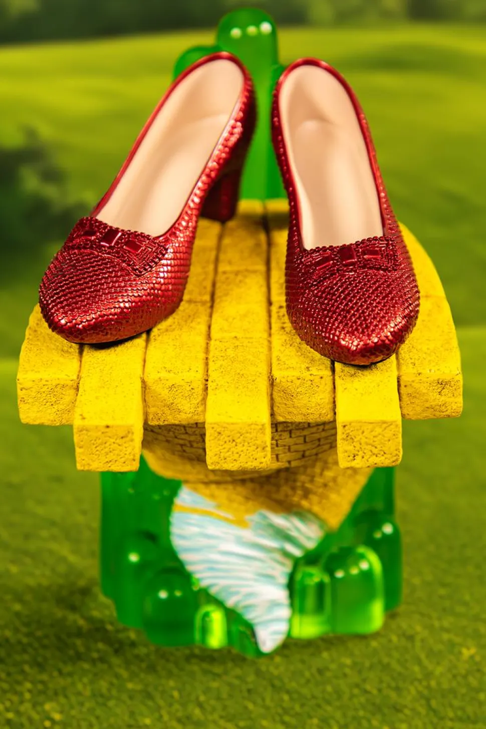 The Wizard of Oz (1939) - Ruby Slippers 1/2 Scale Replica with Light-up Statue Stand