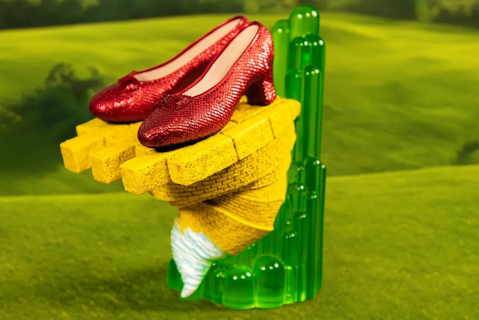 The Wizard of Oz (1939) - Ruby Slippers 1/2 Scale Replica with Light-up Statue Stand