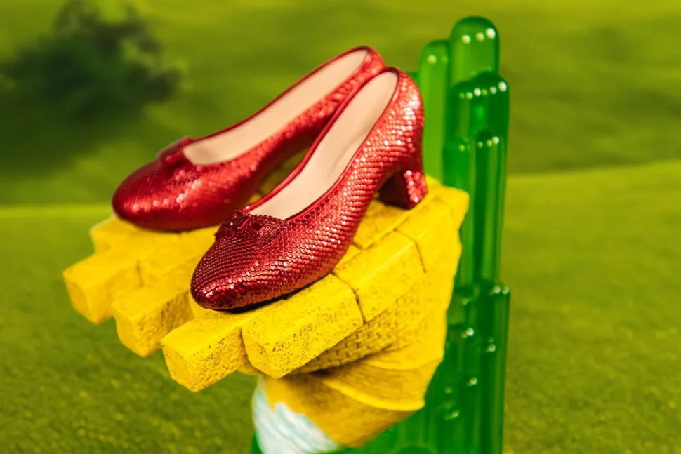 The Wizard of Oz (1939) - Ruby Slippers 1/2 Scale Replica with Light-up Statue Stand
