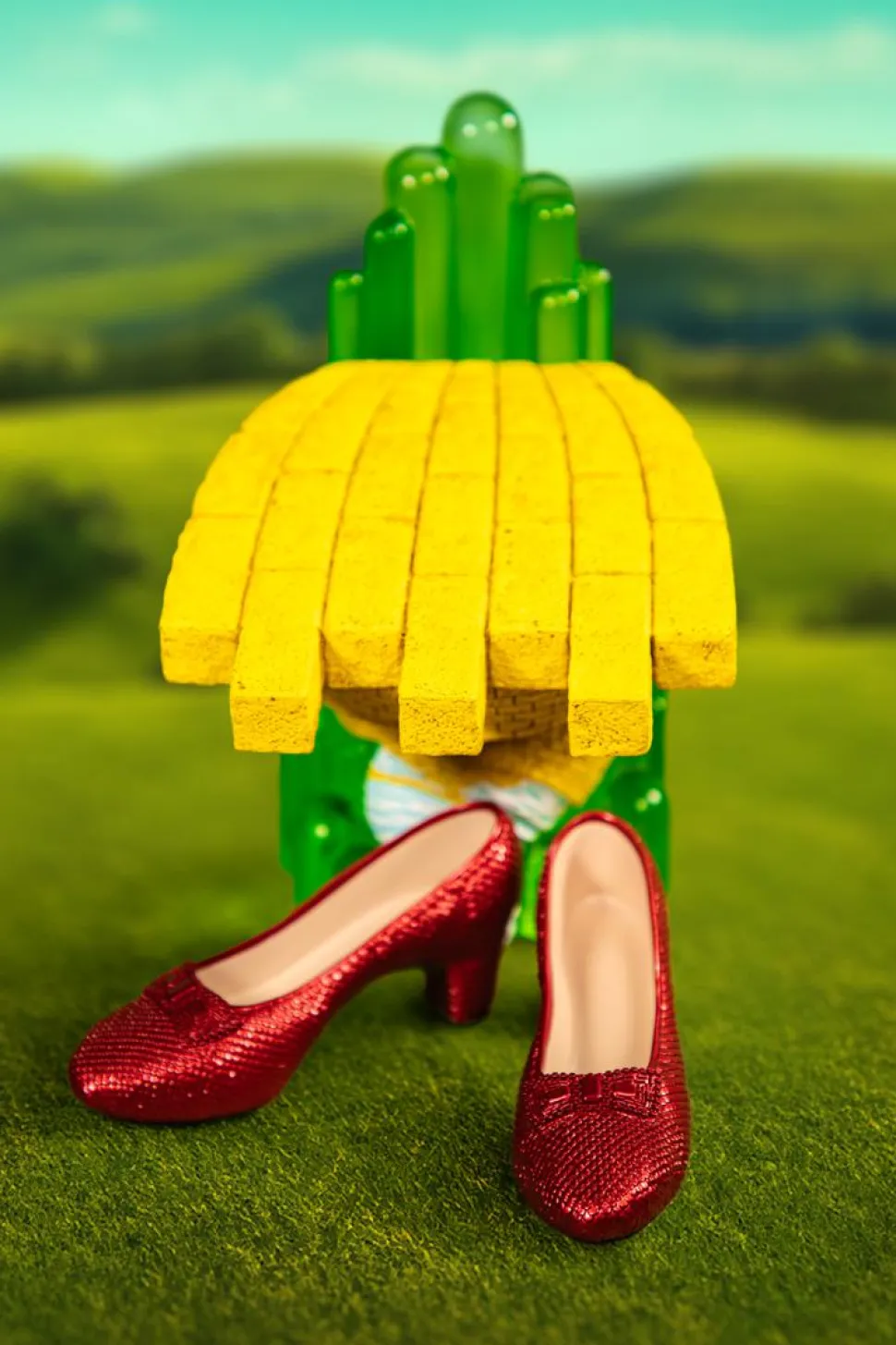 The Wizard of Oz (1939) - Ruby Slippers 1/2 Scale Replica with Light-up Statue Stand